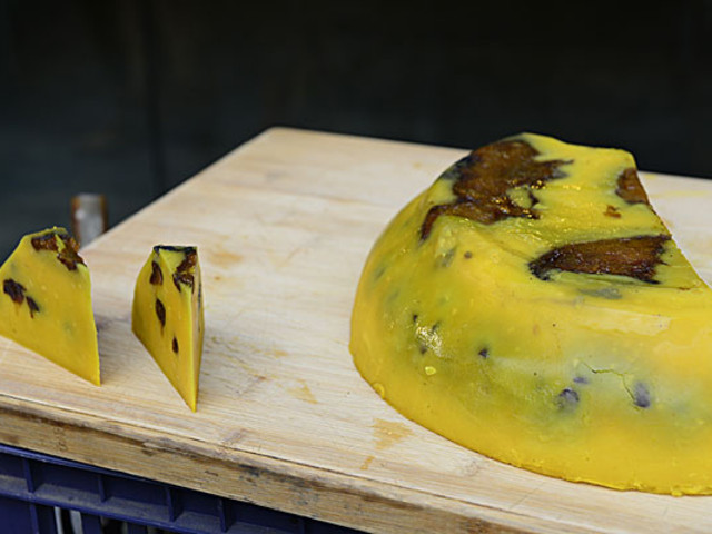  p>豆黄糕是陕西传统特色糕点之一,红黄相映,凉爽