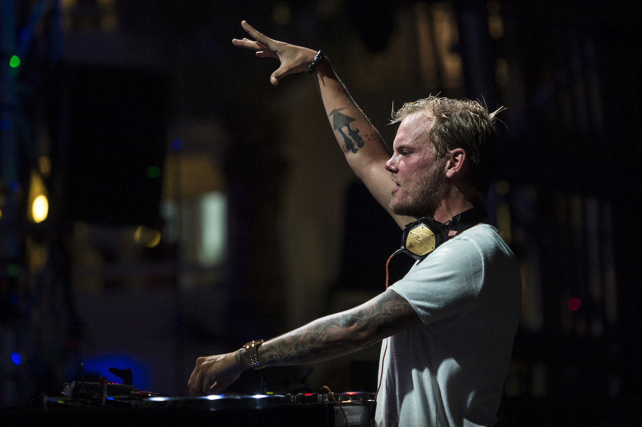  p>艾维奇(avicii,1989年9月8日—2018年4月20日),本名提姆·伯格林