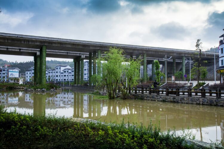  p>巴铃镇,隶属贵州省 a target="_blank" href="/item/黔西南布依族