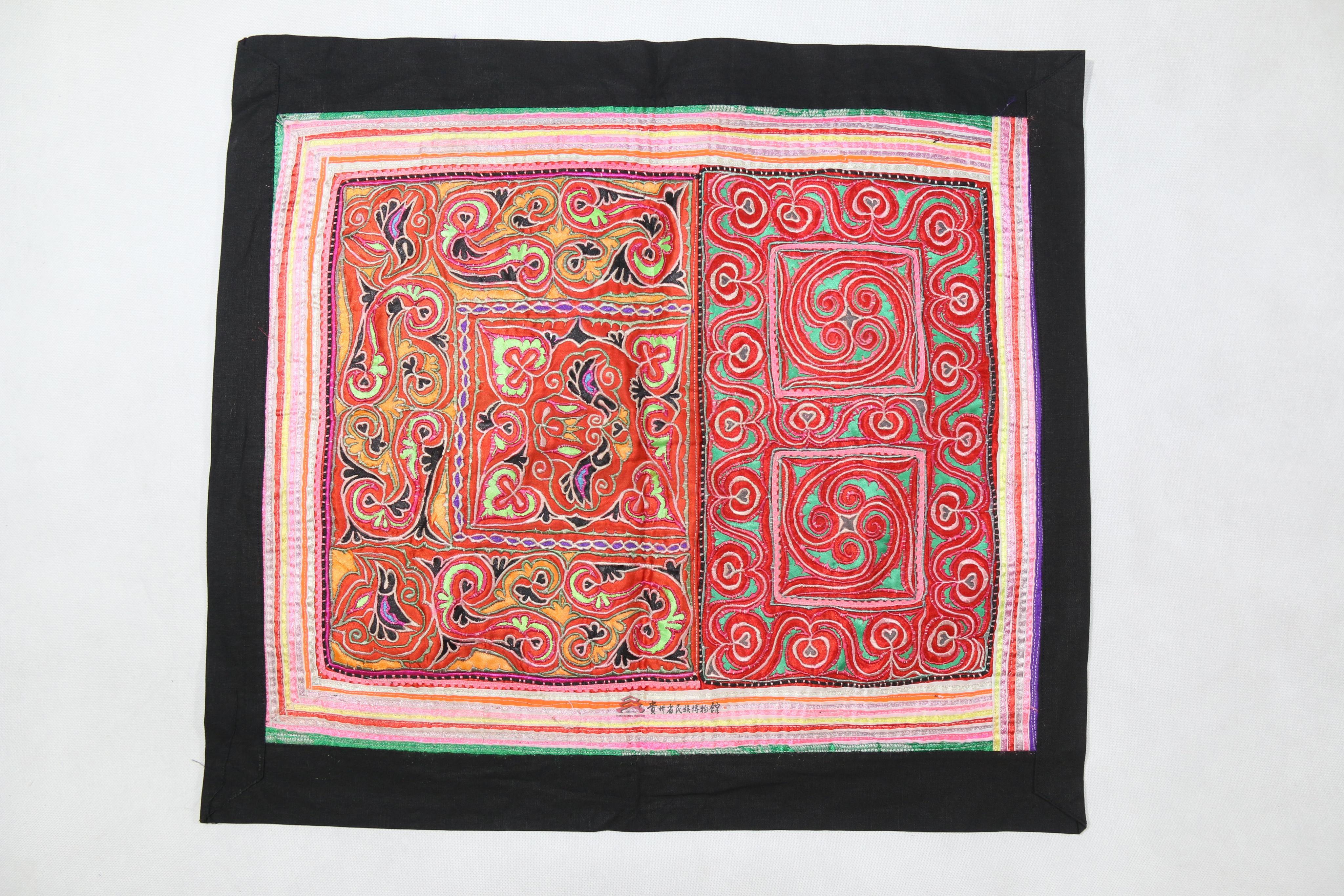 当代六盘水苗族布贴花鸟纹围腰绣片