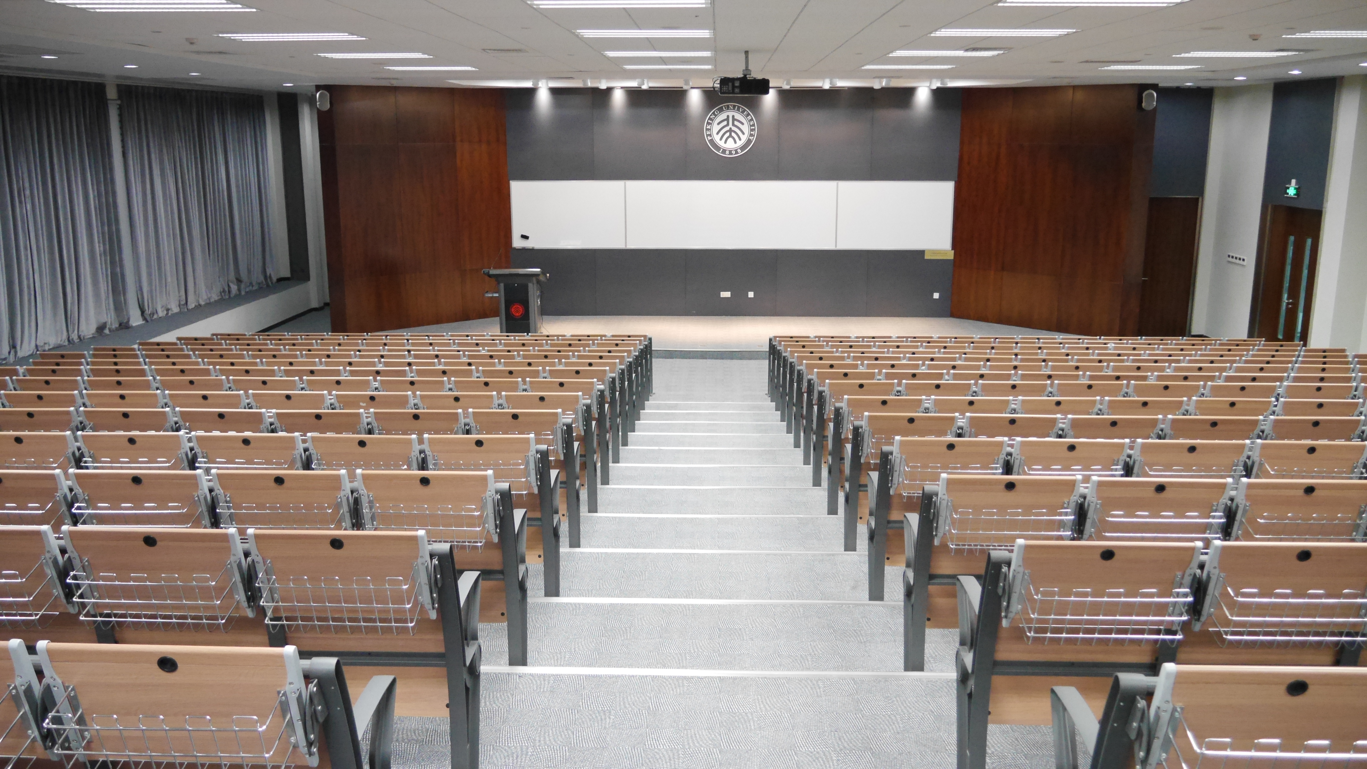  p>北京大学汇丰商学院创办于2004年,是集教学,研究和社会服务于一体