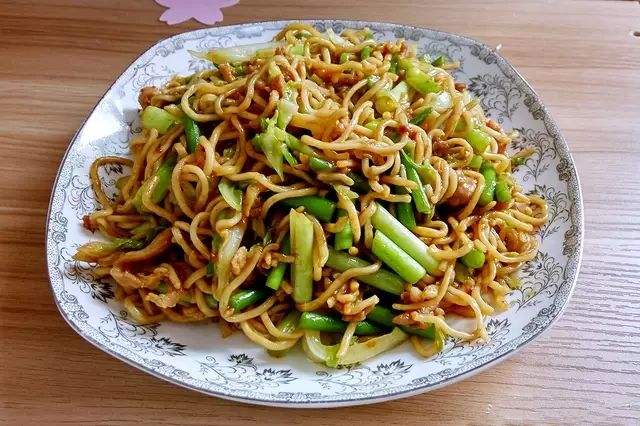  p>蒜苔肉丝炒面是一道菜品,属于家常美食.