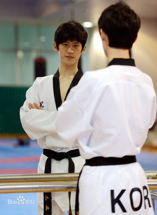 李大勋 i>(daehoon lee) /i>,1992年2月5日出生于韩国首尔,韩国跆拳道