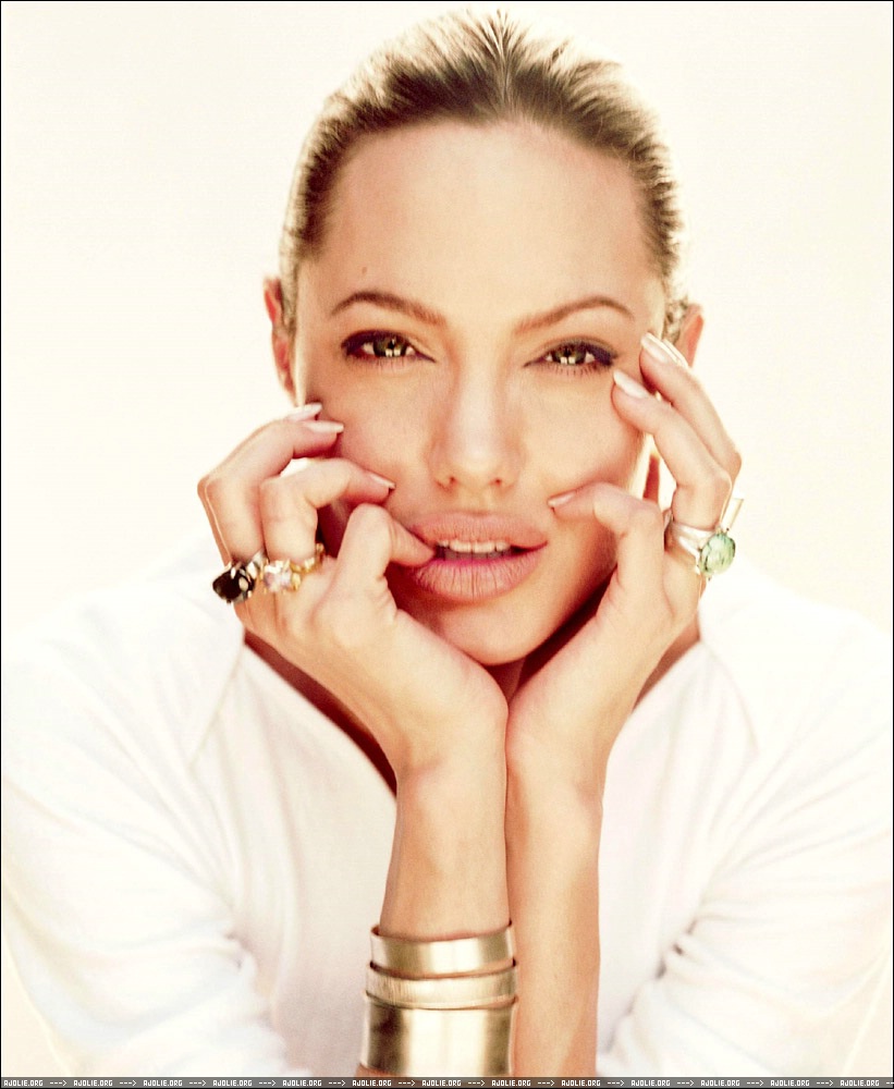  p>安吉丽娜·朱莉 i>(angelina jolie /i>),1975年6月4日出生于美国