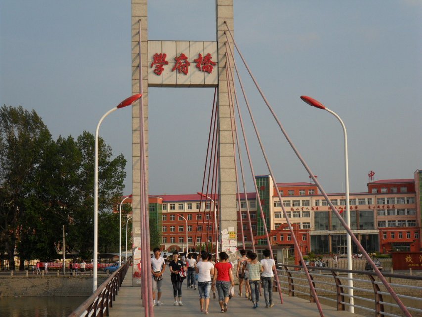  p>在蛟河市的西南郊,坐落着蛟河教育的璀璨明珠―――蛟河一中.