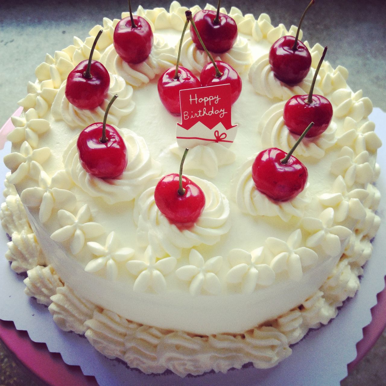 樱桃装饰奶油蛋糕