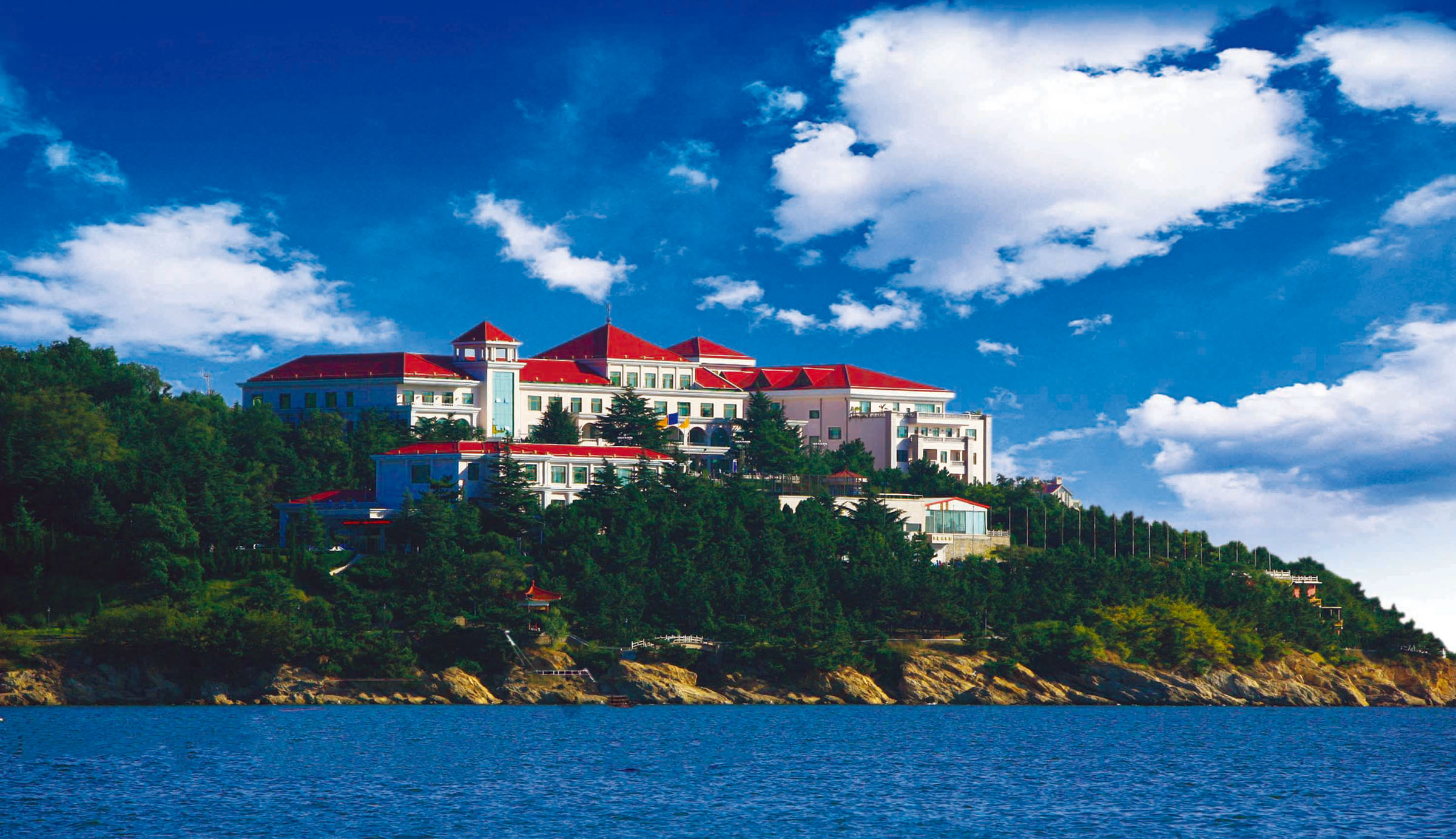 临湾揽海,景色秀丽,风景宜人是一座园林式的现代化宾馆,被誉为威海