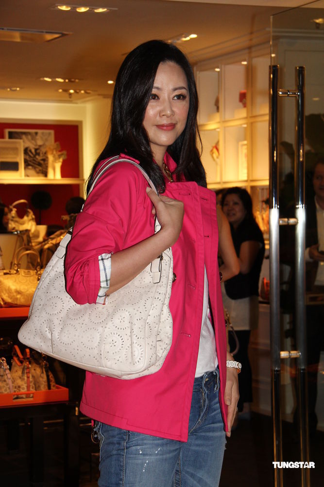  p>王馨平,出生于 a target="_blank" href="/item/中国香港/50041231