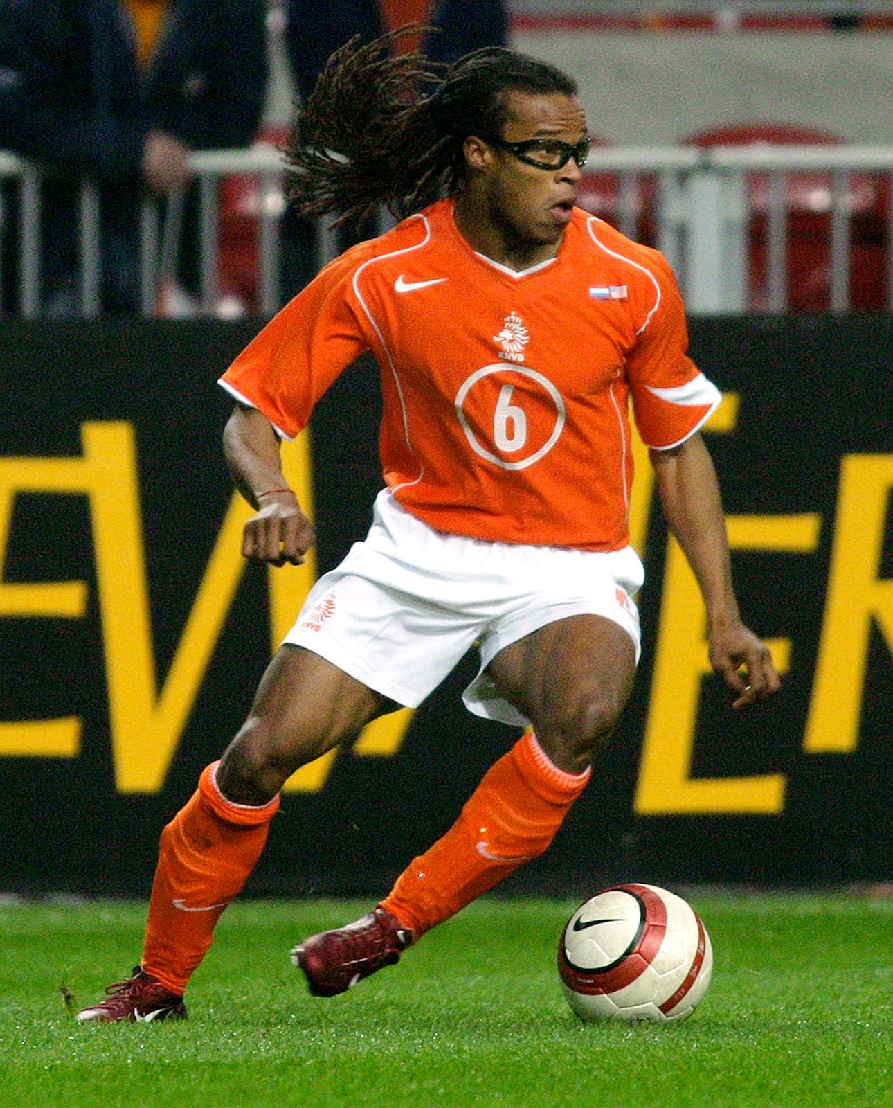  p>埃德加·戴维斯(edgar davids),全名埃德加·斯蒂文·戴维斯(edgar