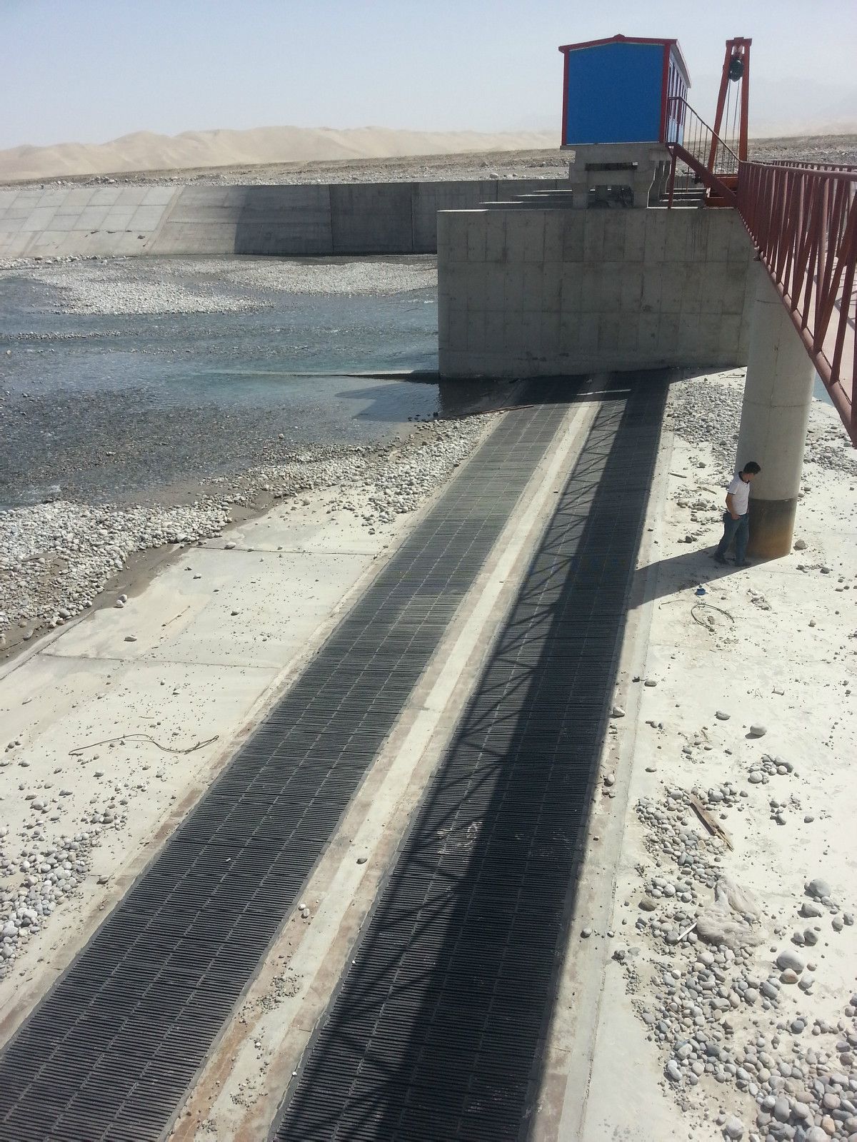  p data-id="gnwi2d8x46">通过坝顶带有栏栅的引水廊道取水,它适用于