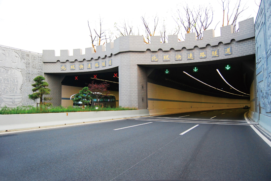 苏州内环快速路全长约26公里,大部分为高架隧道形式,双向六车道,设计