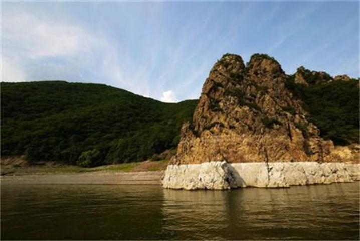id="gn2q1v3wrk">松花湖骆驼峰简介骆驼峰是离电站大坝较近的一个景区