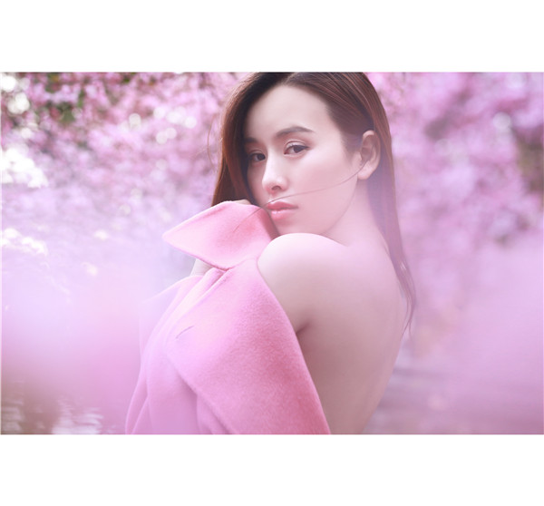  p data-id="gnwxjy7fnt">王雅洁,中国内地女歌手,空政文工团青年歌唱