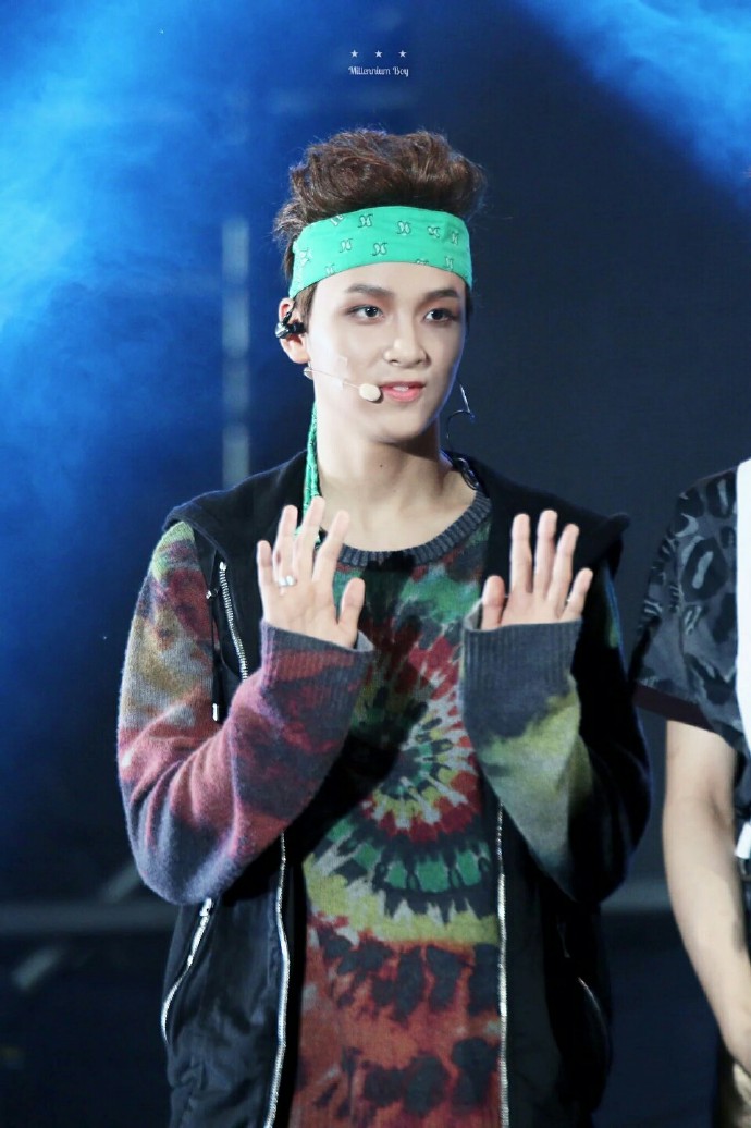  p data-id="gns08mzu3a">李东赫,艺名楷灿,2000年6月6日出生于首尔