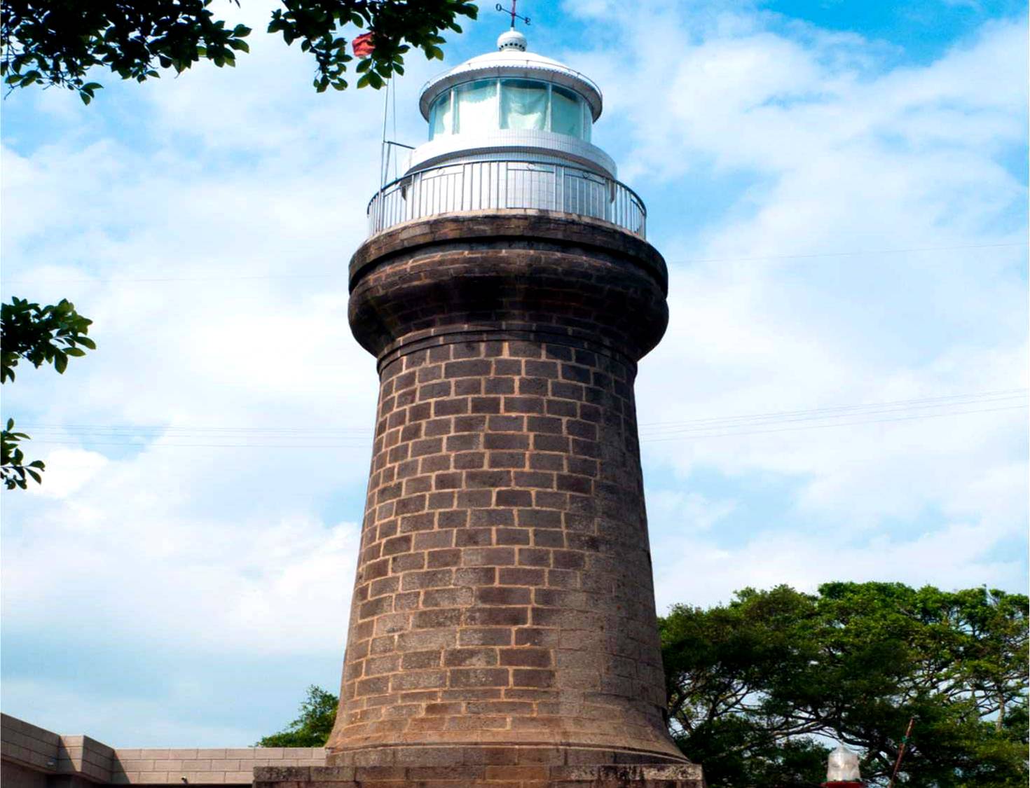  p data-id="gnb2cg83dt">硇洲灯塔位于硇洲岛东南角,距码头约8公里.