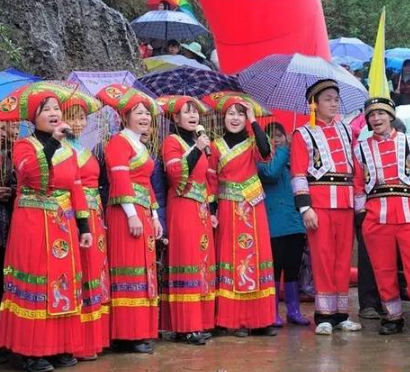  p>壮族山歌简称为" 壮歌"(fwen raeuz),又称"壮族民歌",一般指壮族