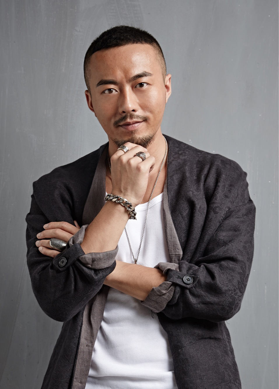 中国内地男演员,因烧脑网剧《 a target="_blank" href="/item/暗黑者