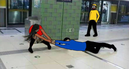  p>8月12日,北京地铁,某情侣发生争执,女子强行拖行其男友进入地铁,险