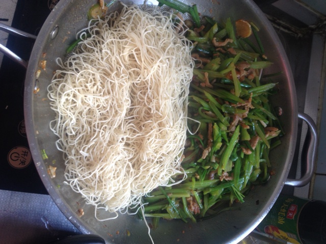  p>芹菜肉丝蒸卤面是以干面条,猪肉丝为主料制作的食品. /p>