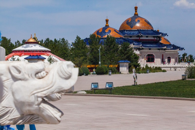  p>成吉思汗陵旅游区,又称成陵旅游区,俗称东联景区(并非成吉思汗陵)