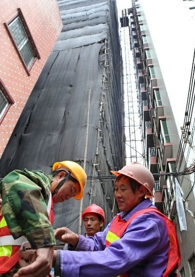  p>违章建筑是指未取得拟建工程规划许可证(原址,选址建房意见书),在