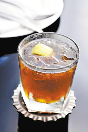  p>约翰可林(john collins),据说是酒吧侍者约翰可林所创,故名约翰可