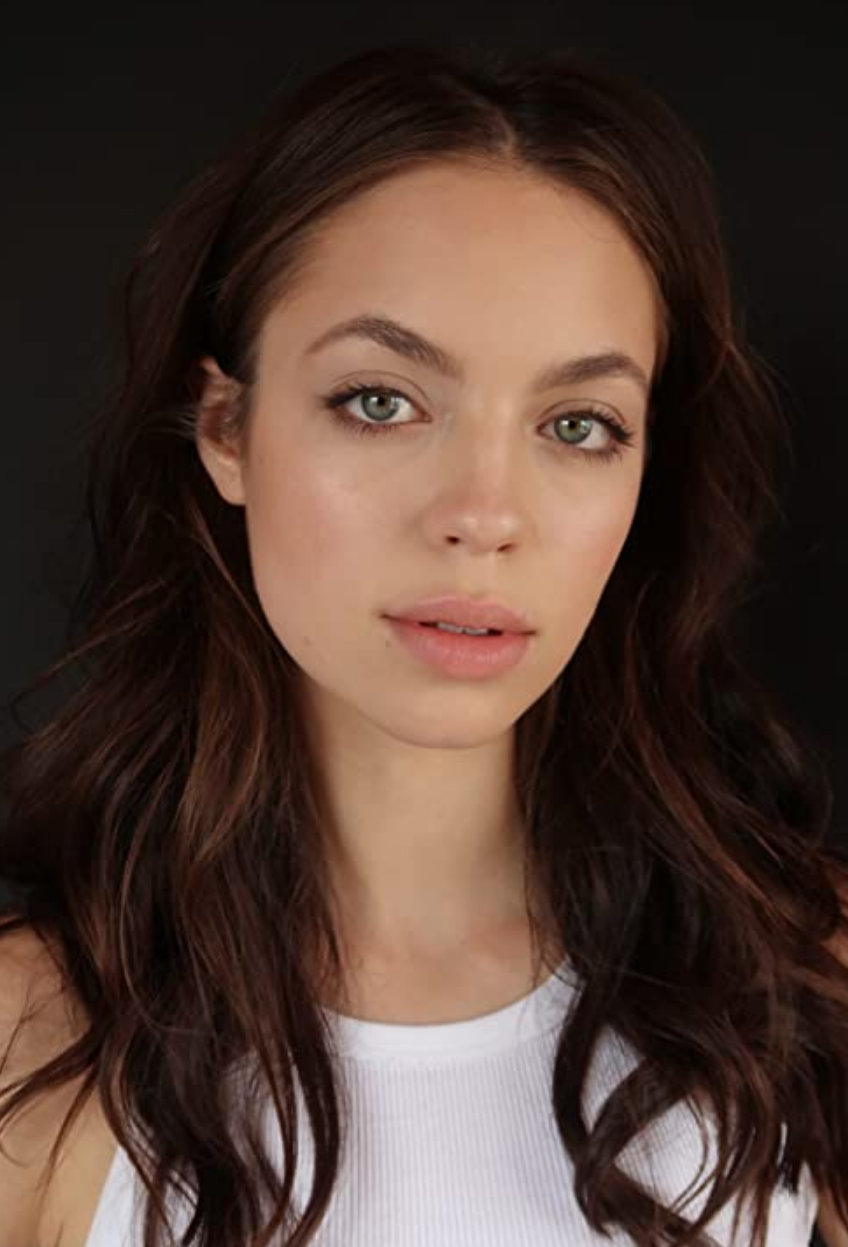 1996年2月19日出生于美国伊利诺伊州芝加哥,美籍波兰裔女演员