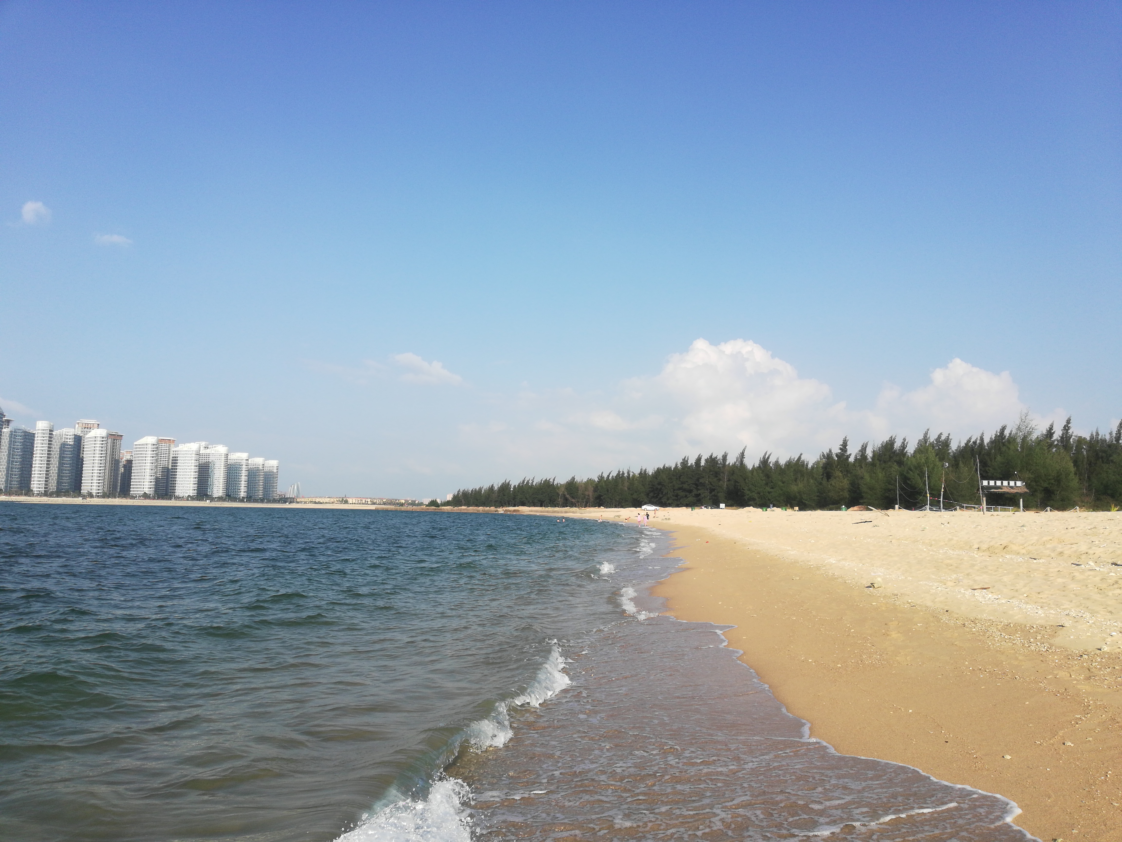 >龙港海滩位于海南省 a target="_blank" href="/item/儋州市/535726"