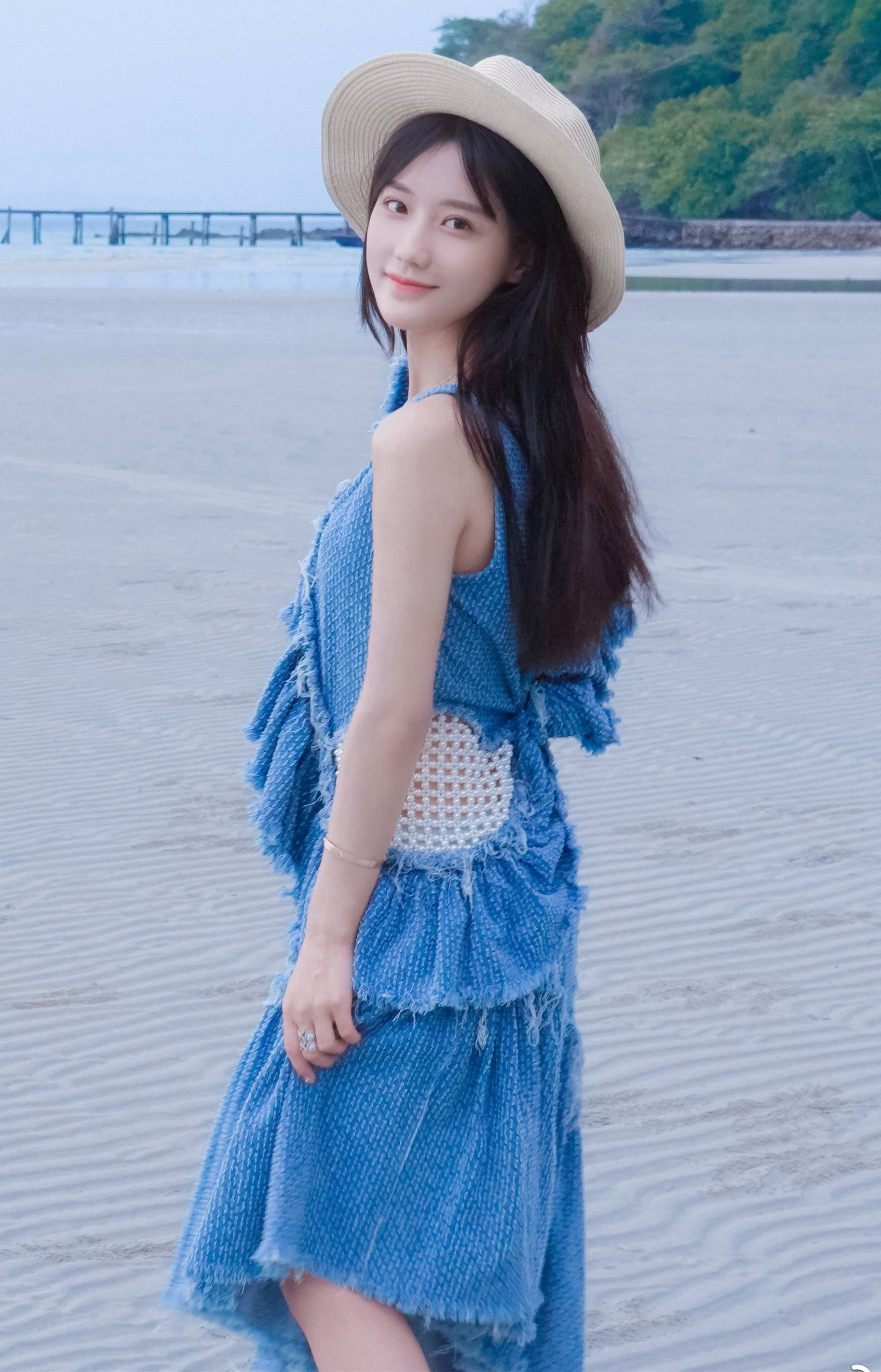 曾用艺名爱菲儿,1997年10月17日出生于福建省,中国内地影视女演员