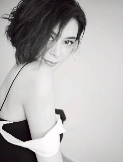 <p>ELLE 世界服装之苑 