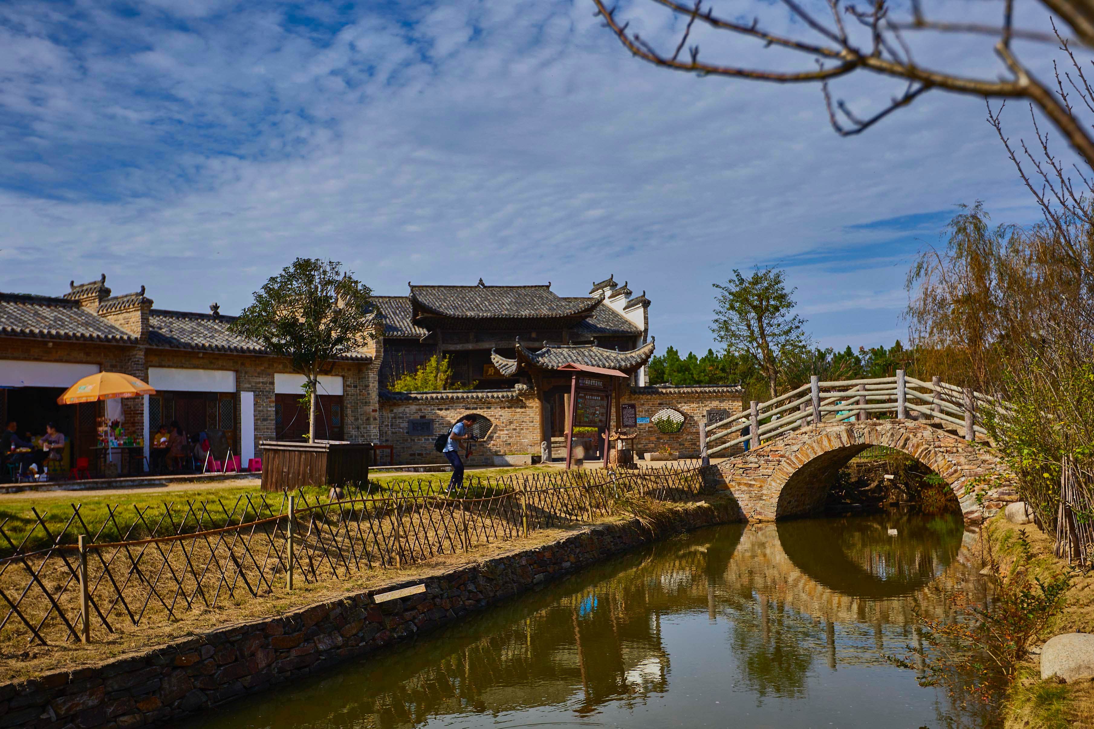  p data-id="gnwo6qk6g5">凤娃古寨景区位于武汉市新洲区凤凰镇,距离