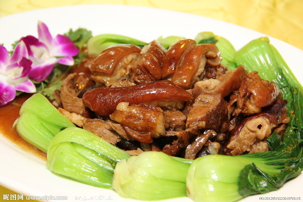 材料 新鲜羊肉500g,羊后腿骨1根,粉丝1小把,干木耳3朵,北豆腐50g,花椒