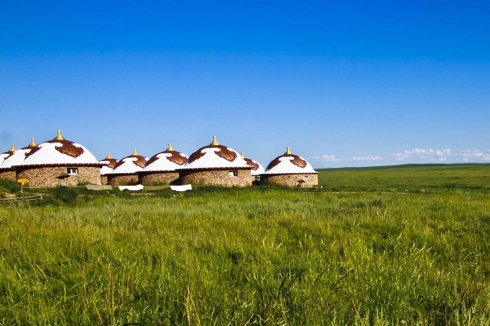  p>葛根塔拉草原是国家旅游局确定的16条旅游专线之一,是内蒙古规模最