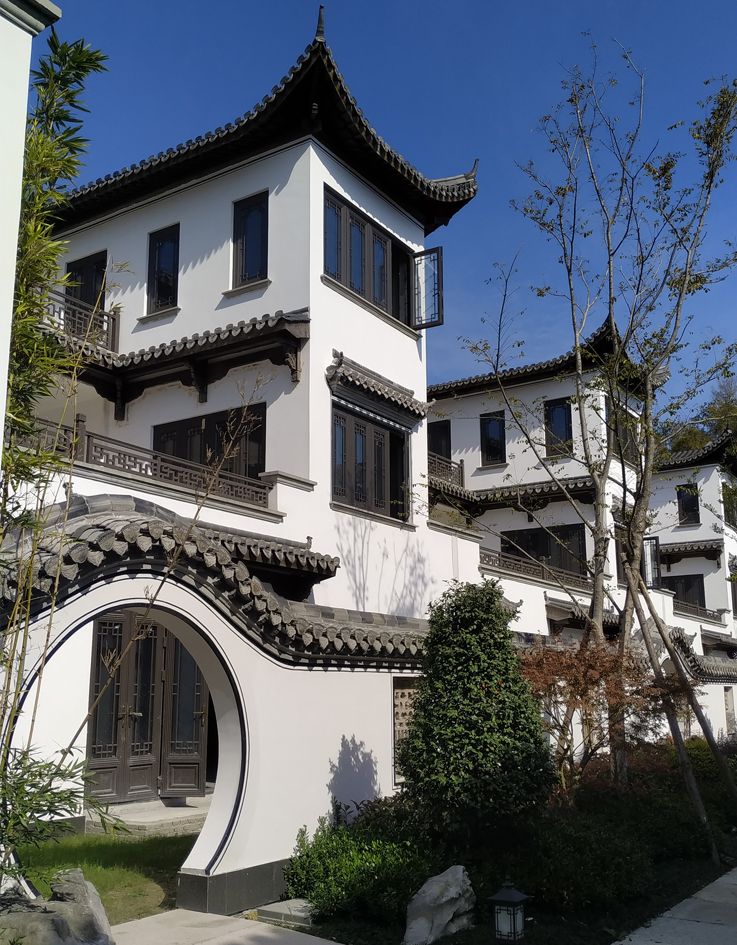 龙景雷迪森庄园,位于浙江省金华市东阳市马宅镇王潭村(诸永高速横店