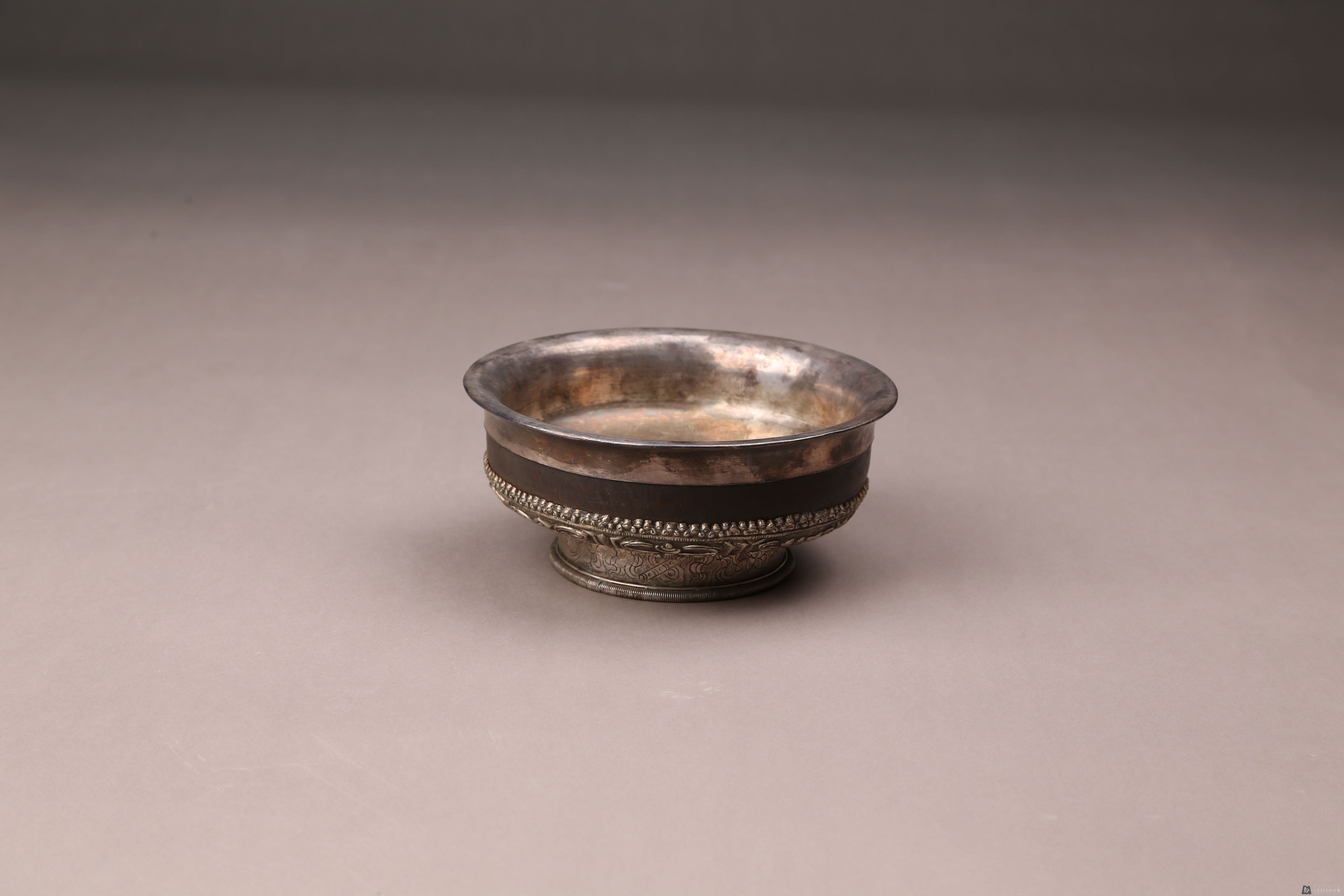 清木胎錾八宝龙纹银碗