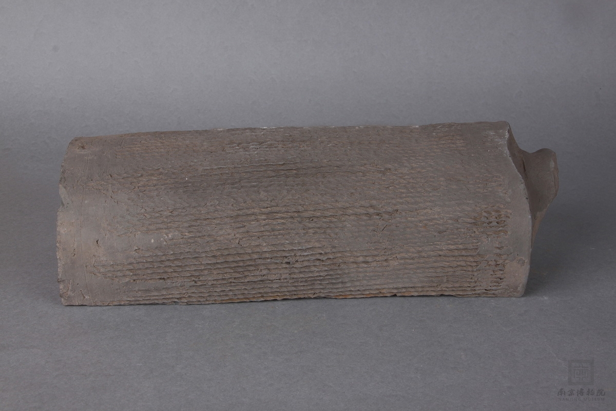 东汉绳纹半筒形瓦