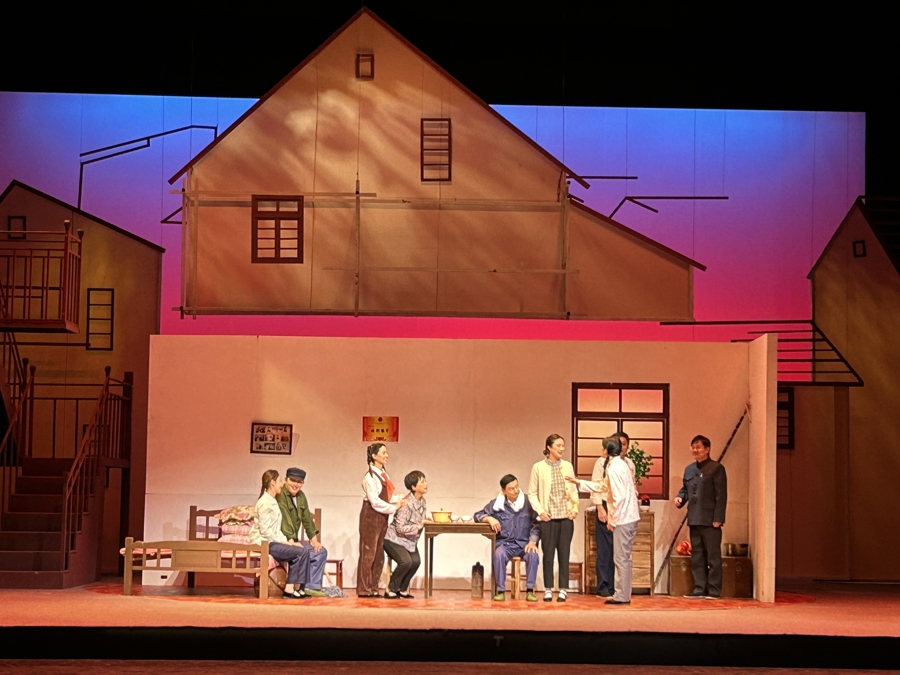 bf">《暖·光》是由杨浦区文化和旅游局出品,上海现代人剧社演出制作