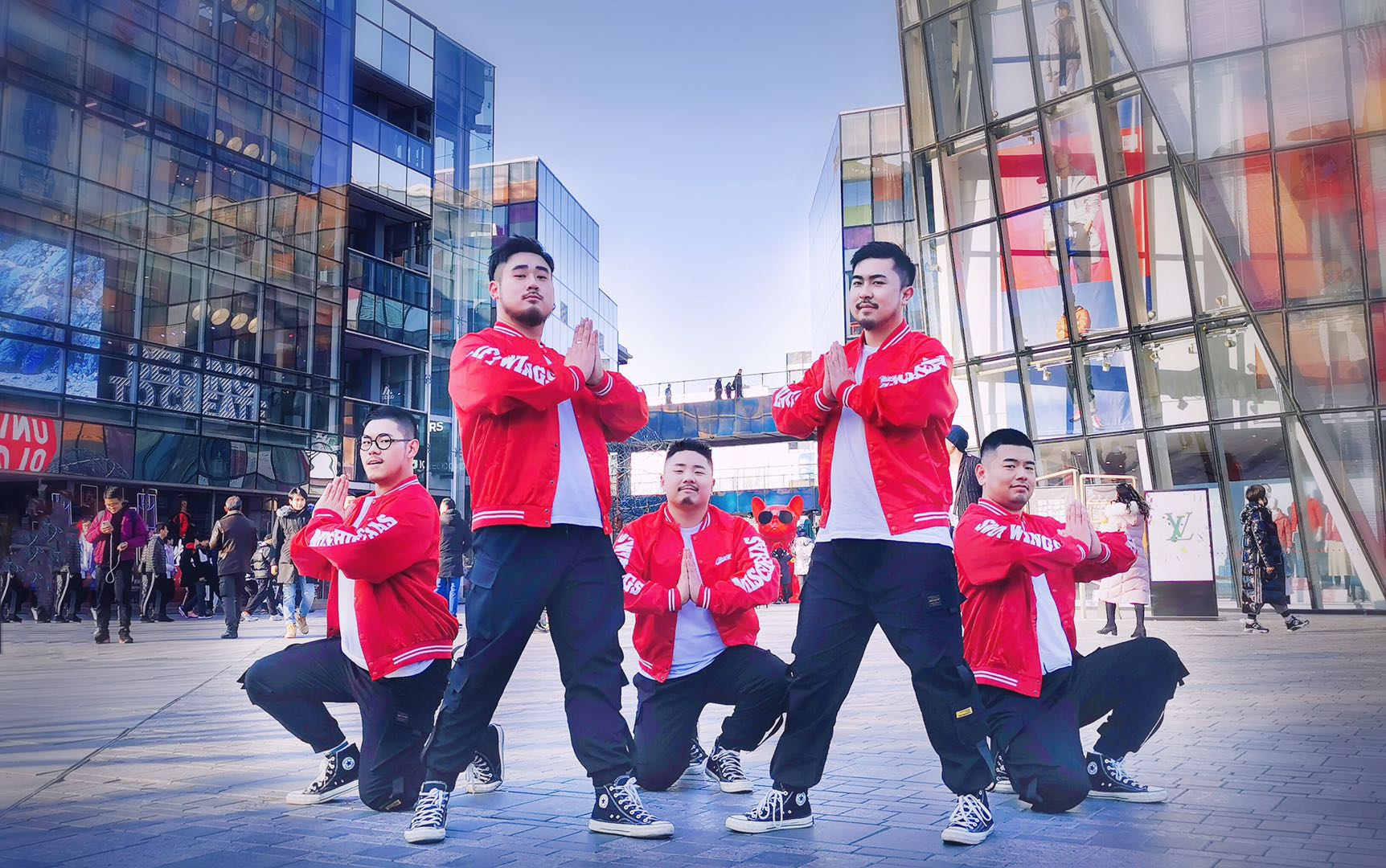 pandas) /i>是由大美德丰于2020年7月28日推出的中国内地男子唱跳组合