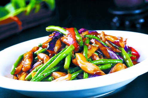  p>长豆角烧茄子是一道简单的家常菜,主料是细紫茄子,豆角. /p>