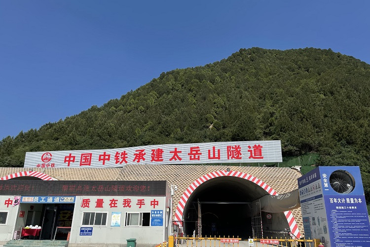  p>太岳山隧道是黎霍高速项目的控制性工程之一,隧道进口位于 a