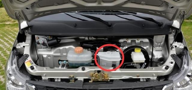 五菱之光水箱在车上什么位置图 - 知晓星球