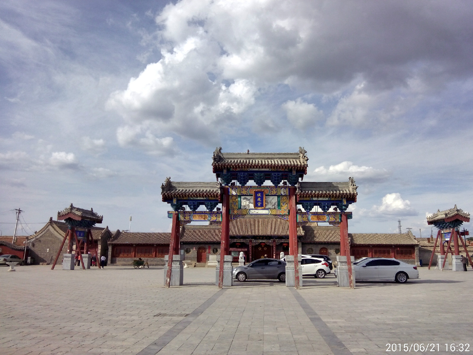  p data-id="hdfqct0cz1">山西会馆坐北朝南,坐落于多伦县旧城的西南