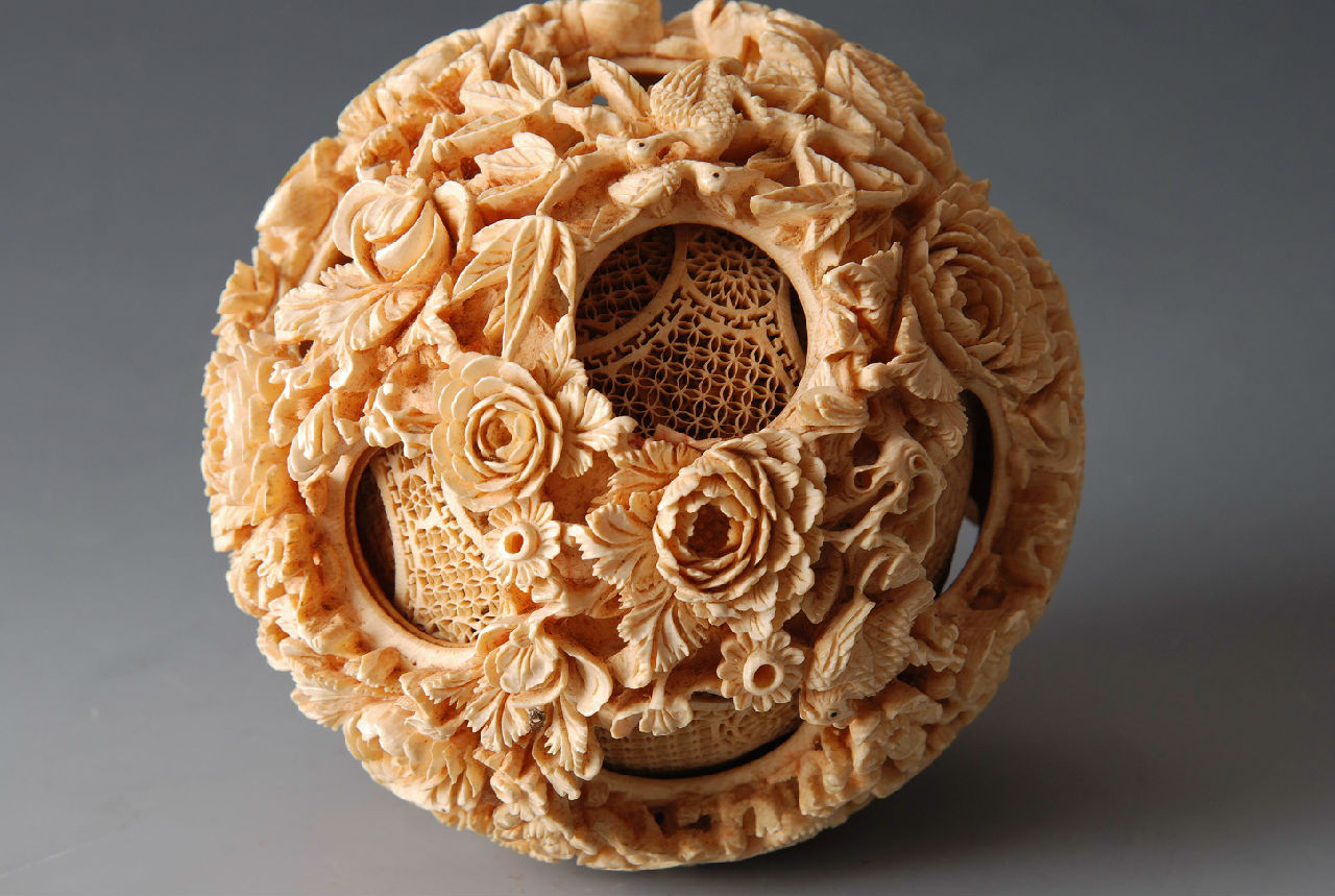  p>牙雕套球又称"同心球","鬼工球",取 a href="#" data-lemmaid="