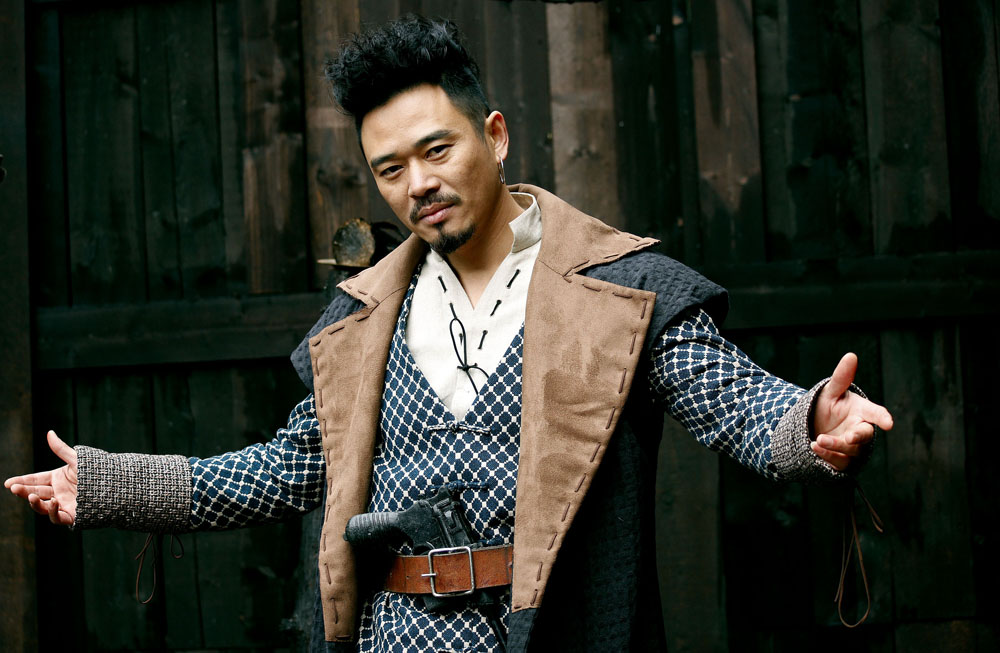 双枪》是 a href="#" data-lemmaid="20072052">周敏 /a>执导的抗战剧