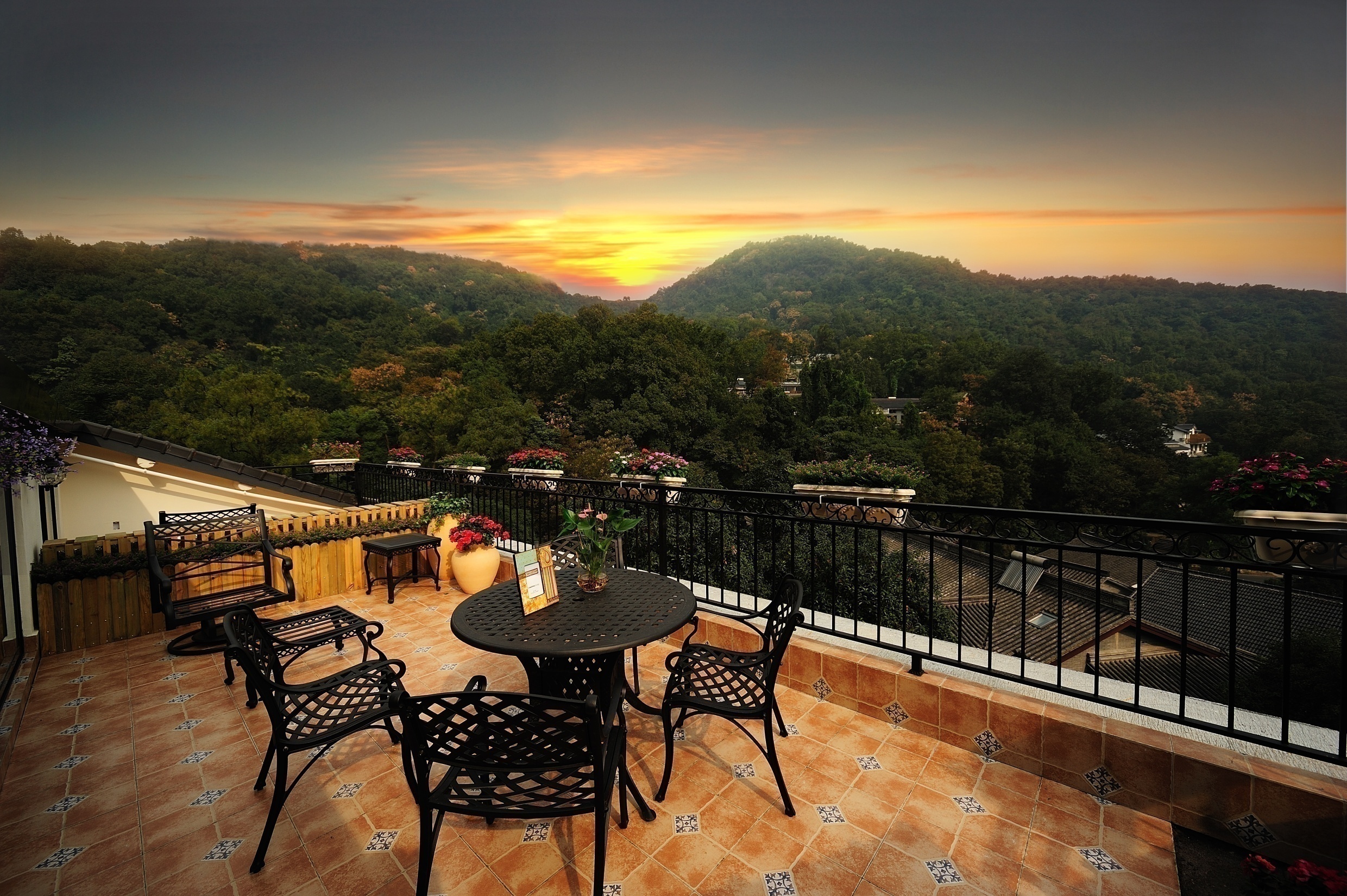 文化,金融等元素为一体的【隐居】专属度假生活平台,缔造一个富足精神