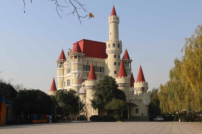  p>绍兴市青少年活动中心新建工程以原江南游乐域为基础,规划建设占地