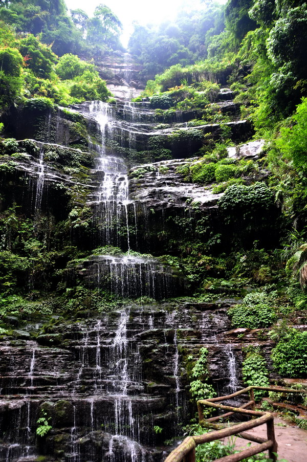 千层岩瀑布