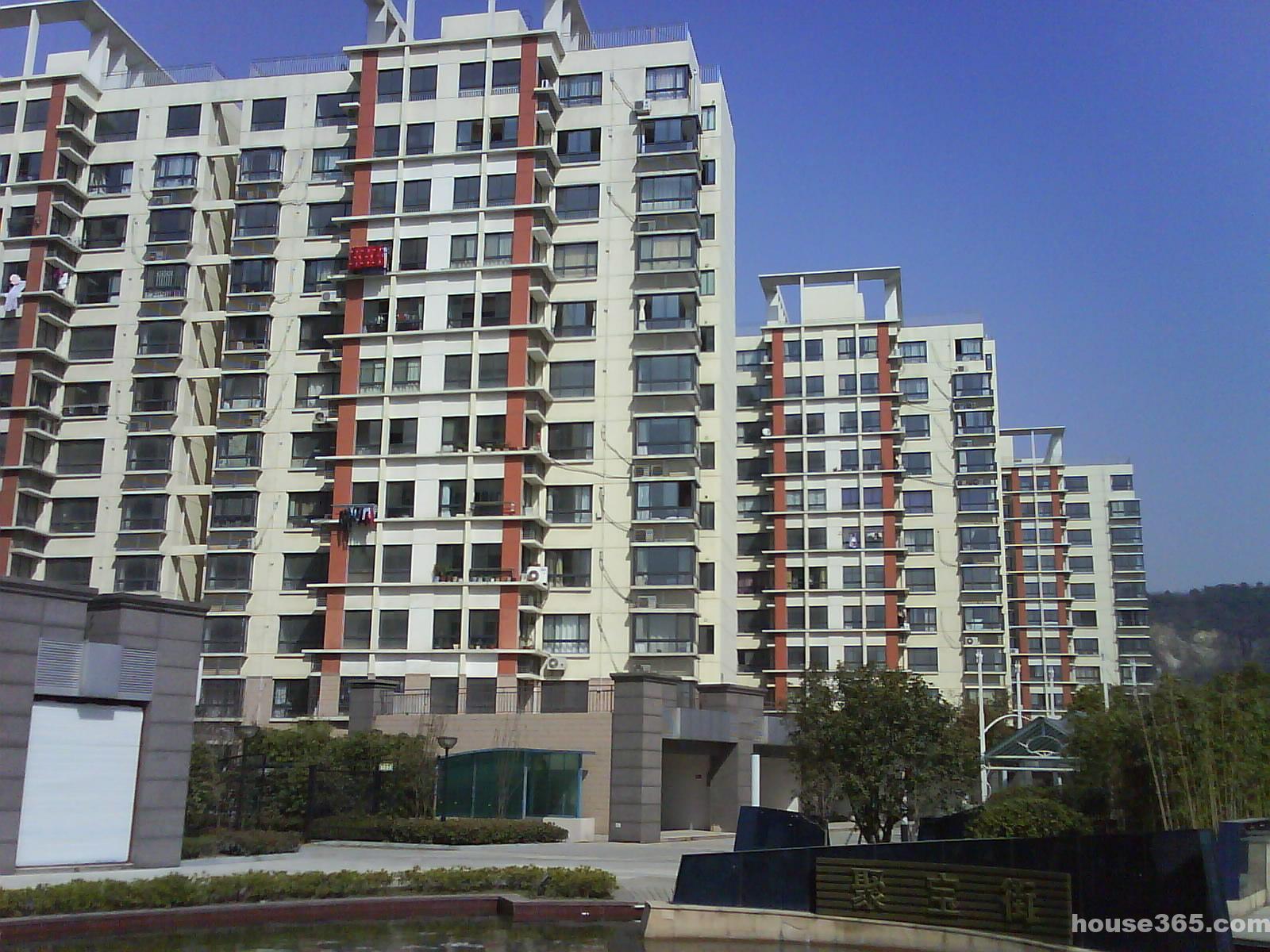 聚宝山庄,全称南京阳光聚宝山庄,位于南京市玄武区杨坊村,东至长江