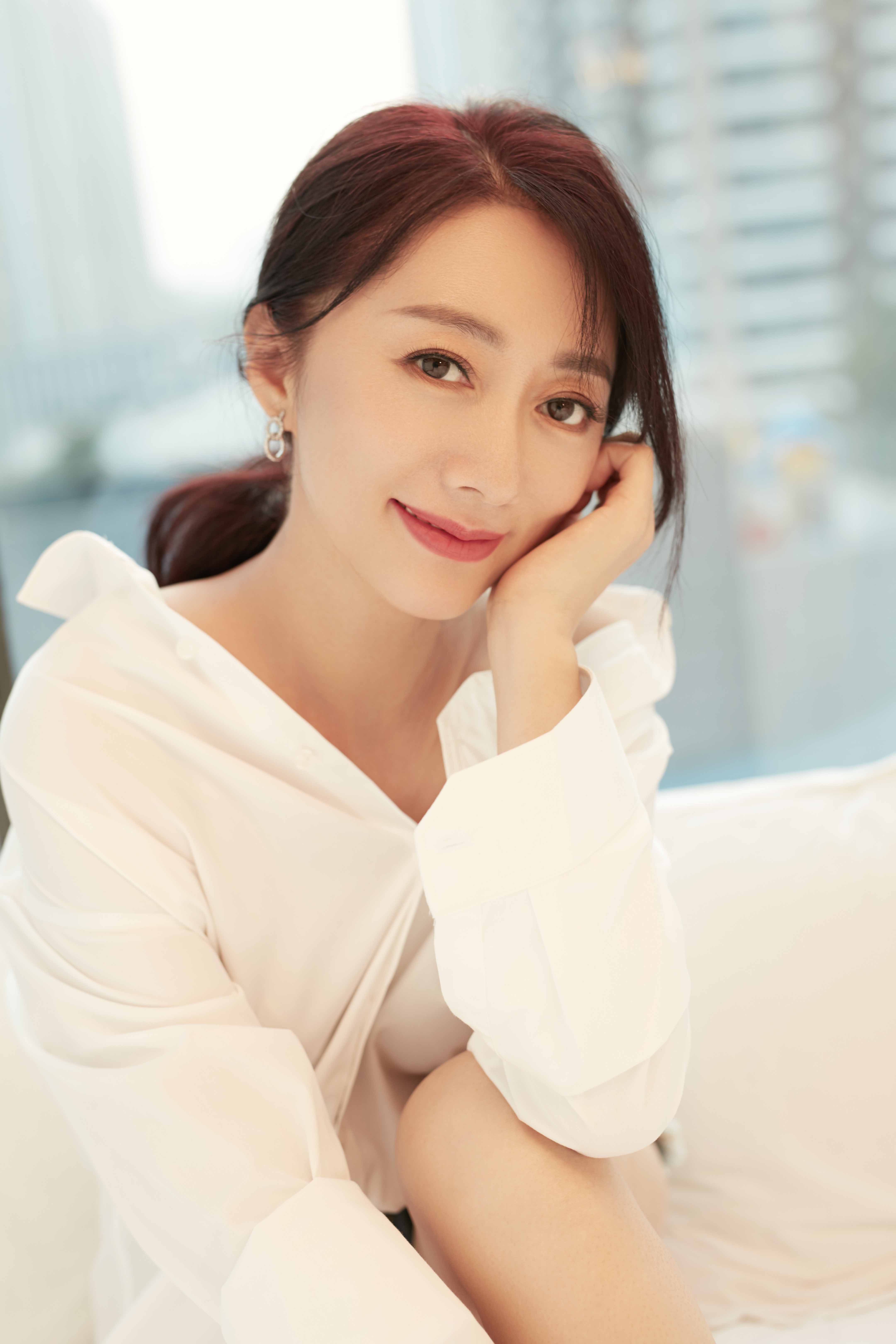  p>原子飞,出生于辽宁省,毕业于北京舞蹈学院,中国内地女歌手,演员.