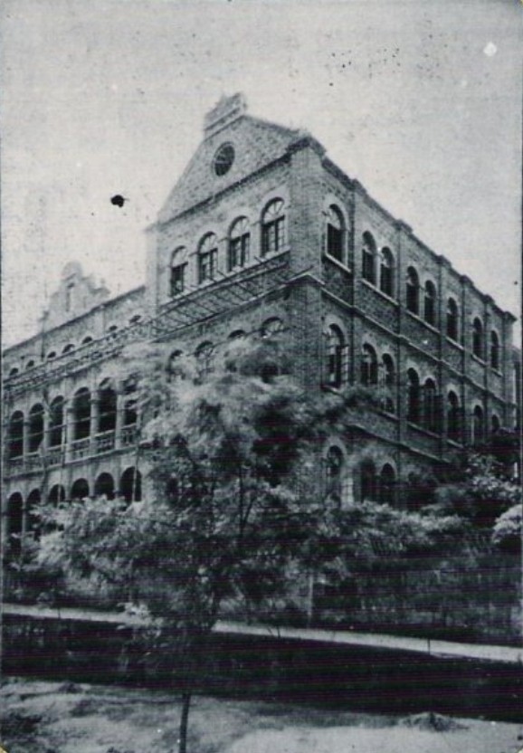  p>官立川东师范学堂的起源可以追溯到公元1906年4月18日,是清政府在